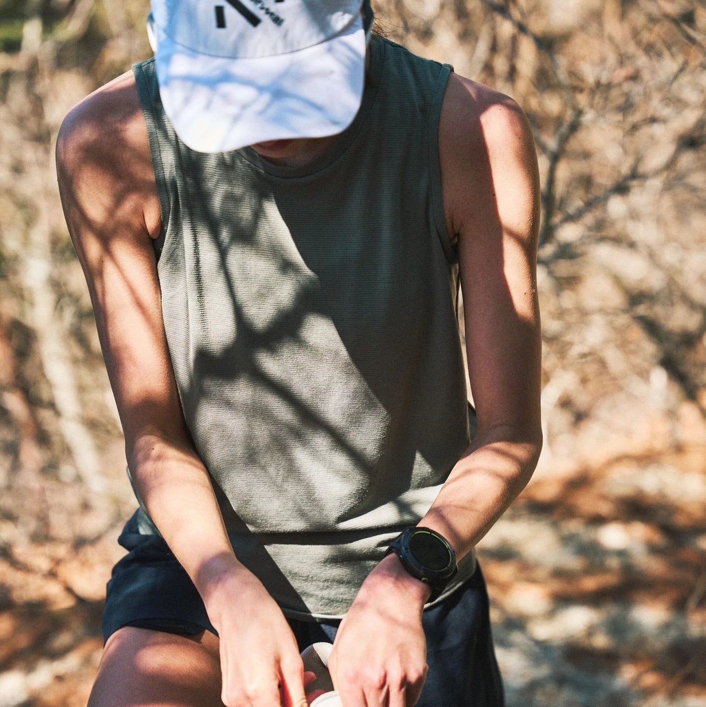 "LIGHTWEIGHT SLEEVELESS"