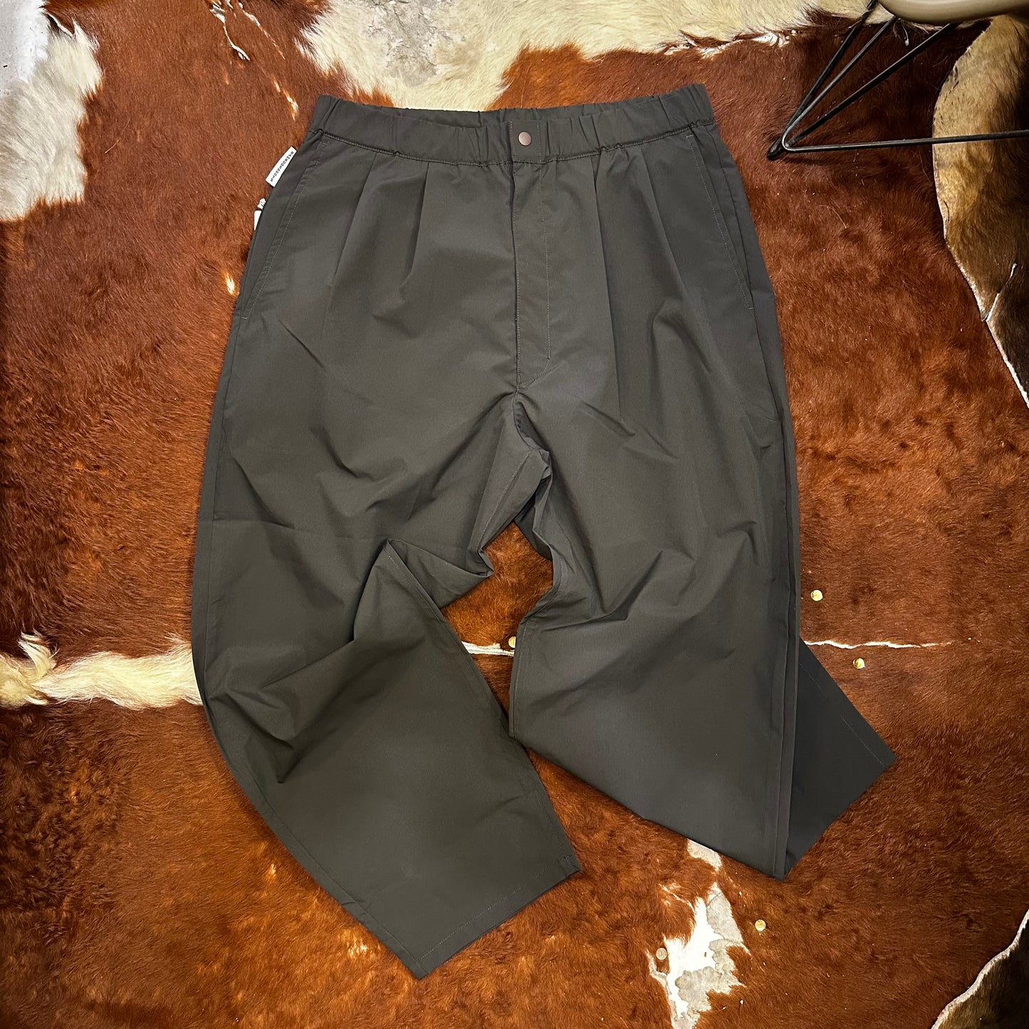 "MOUNTAIN HIKE PANTS"