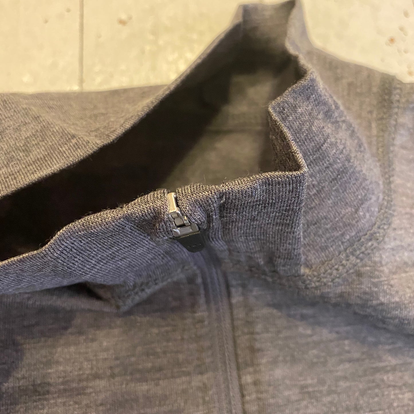"MERINO HALF ZIP STAND COLLAR"
