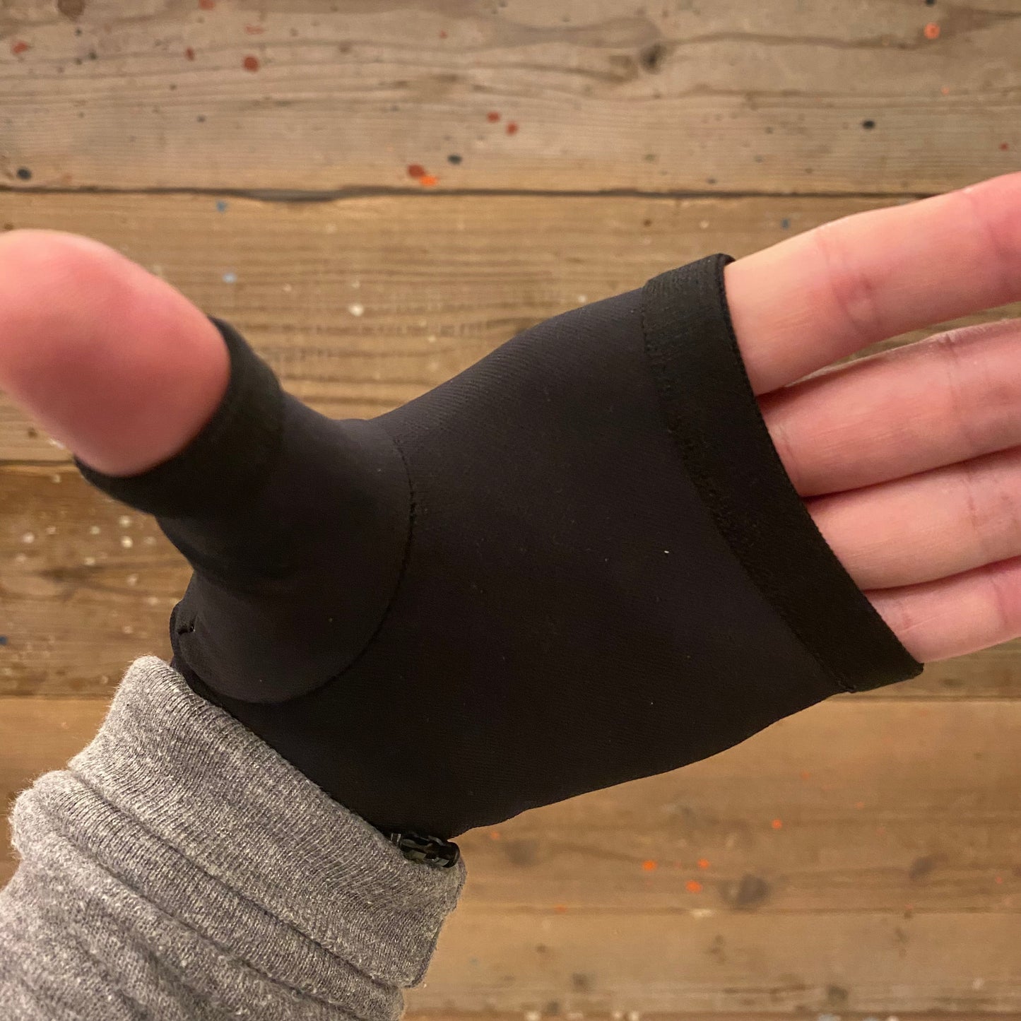 "FINGERLESS GLOVE"