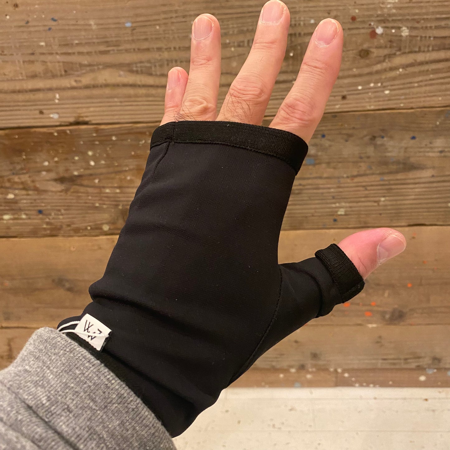 "FINGERLESS GLOVE"