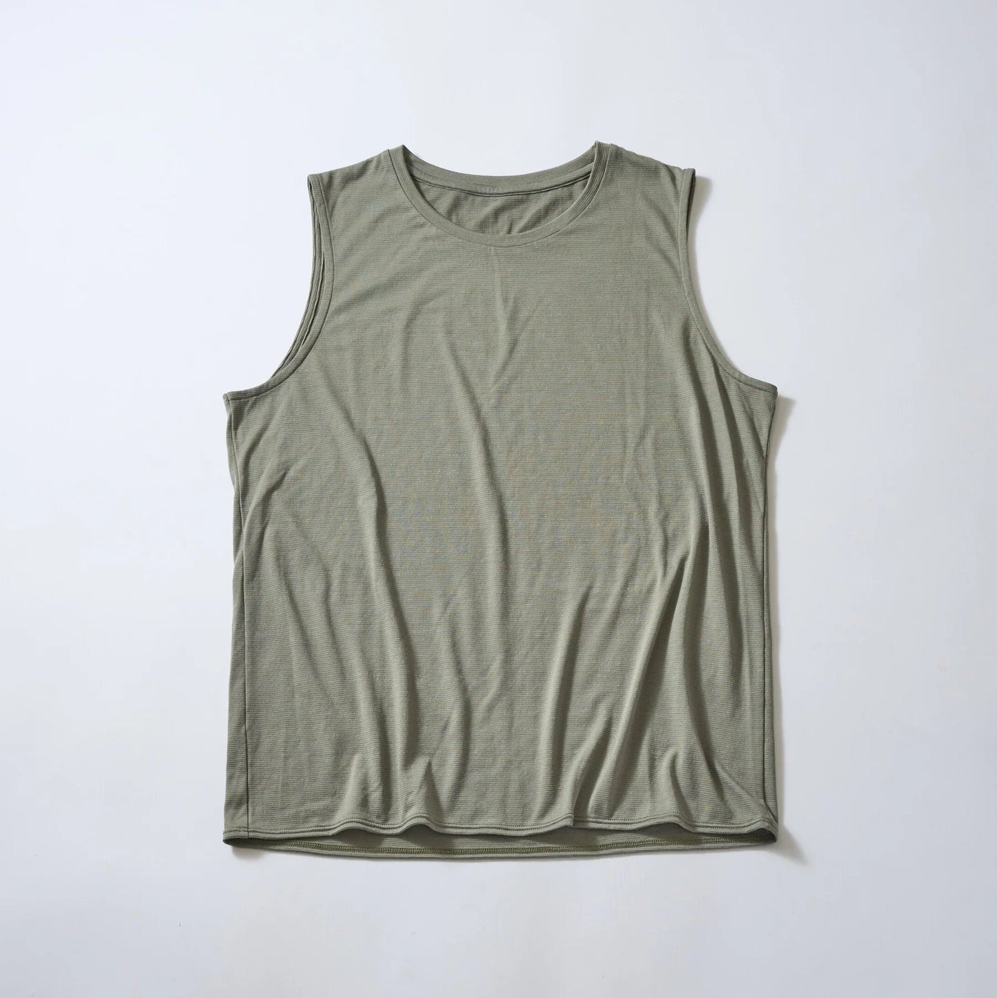 "LIGHTWEIGHT SLEEVELESS"