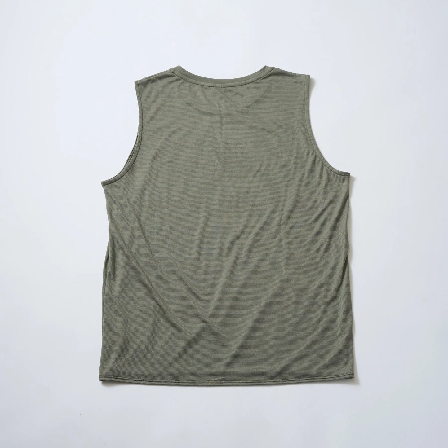 "LIGHTWEIGHT SLEEVELESS"