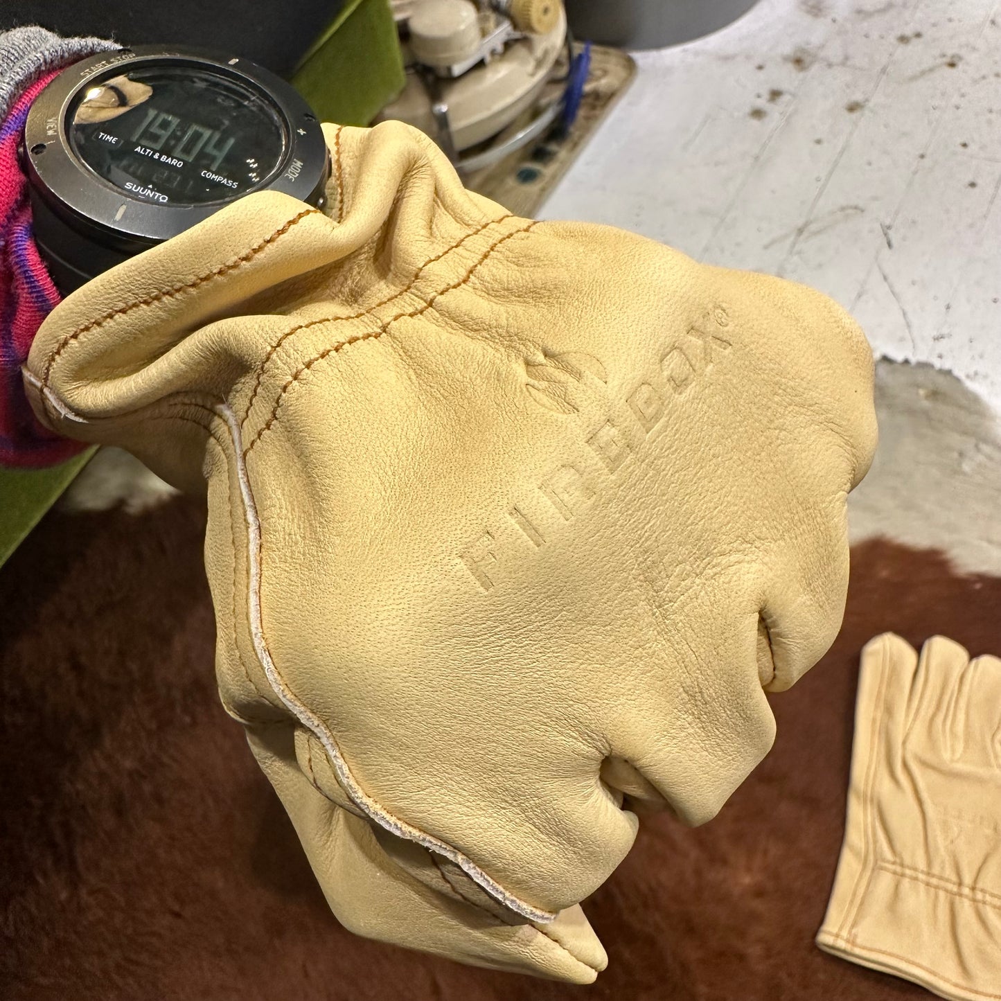 "LEATHER GLOVE"