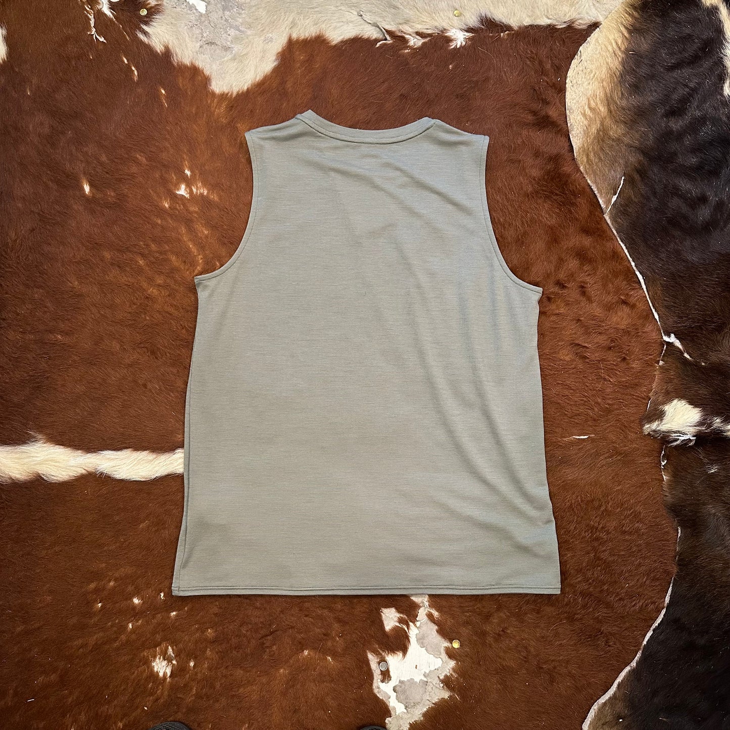 "LIGHTWEIGHT SLEEVELESS"