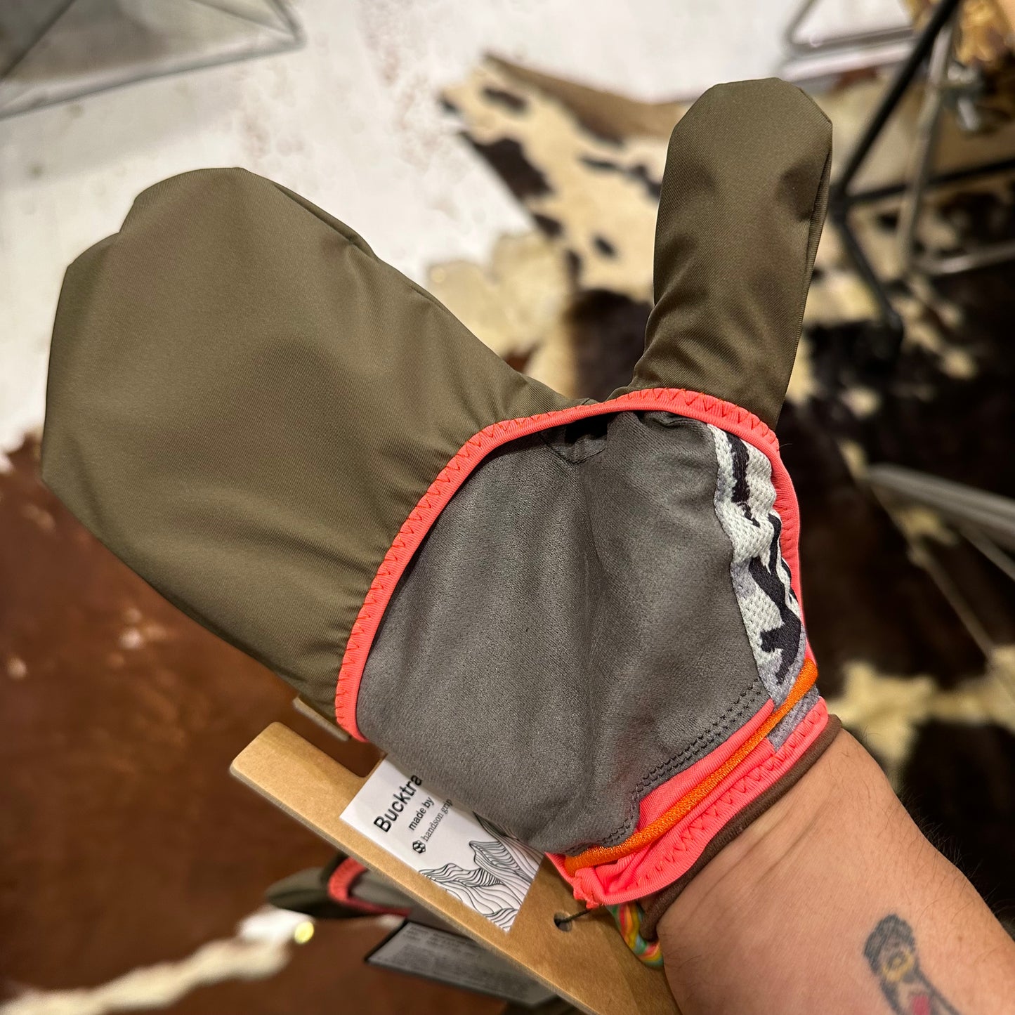 "BUCKTAIL GLOVE"
