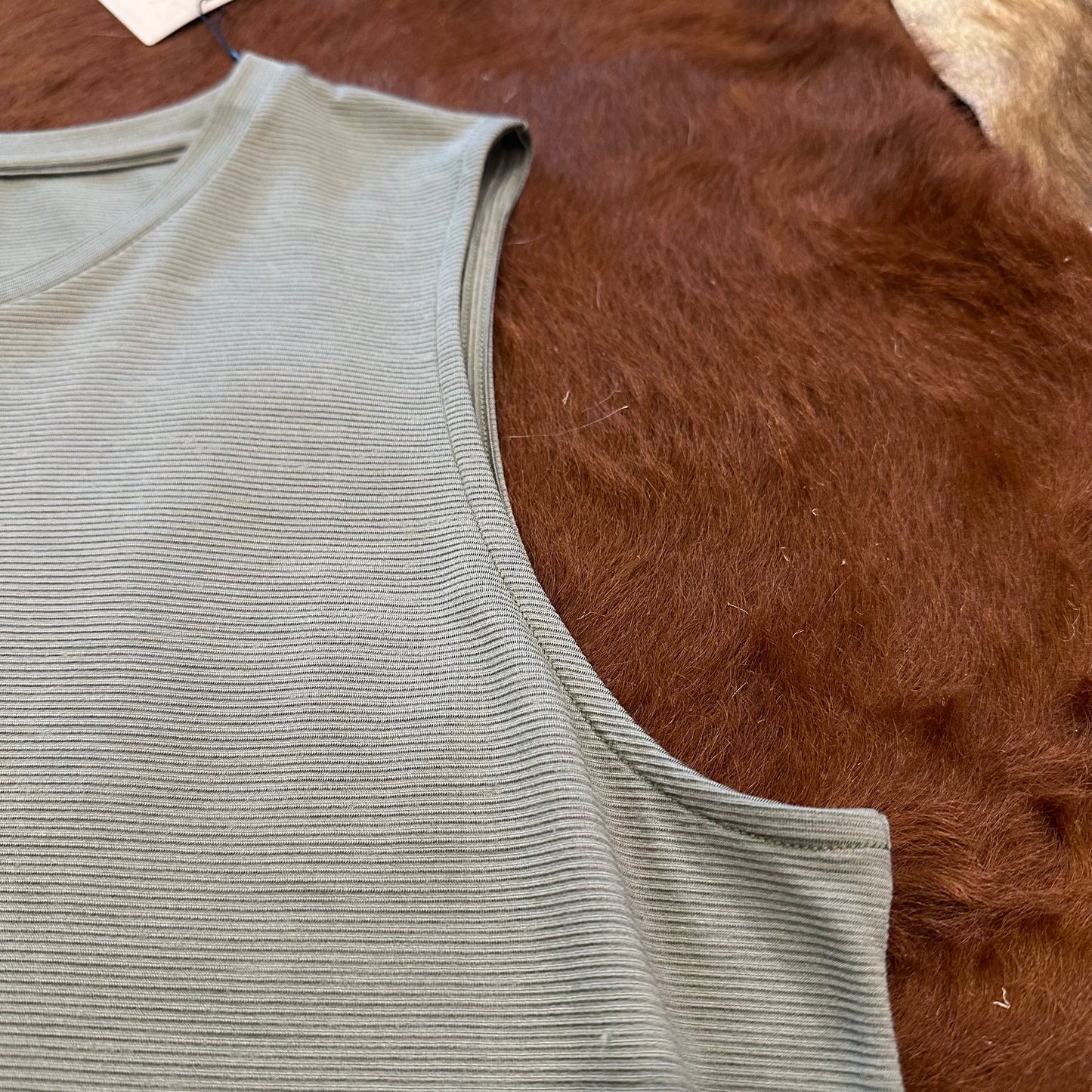 "LIGHTWEIGHT SLEEVELESS"