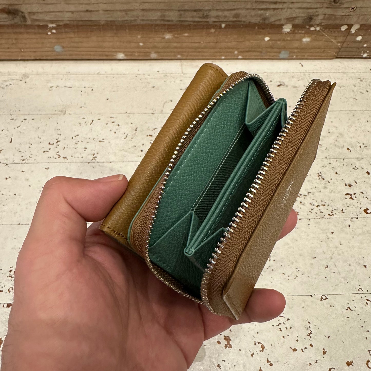 "HILLARY WALLET / TRIFOLD WALLET"